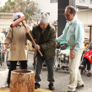 「餅つきは、こうやるんだよ」