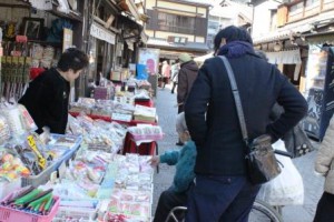 菓子屋横丁を散策中