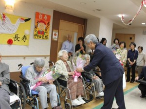 並木市長より、賞状とお祝い品の贈呈