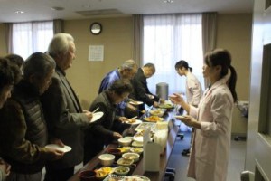 昼食試食の様子