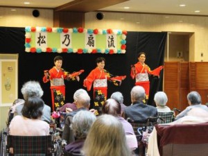 素敵な踊りと鮮やかな着物で華やかな舞台です。