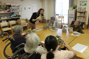 ご入居者も職員もあまり聞きなれない物なので、熱心に説明を聞いています。