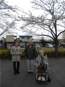 園庭の桜の木のしたで。