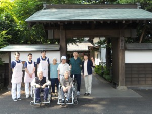 耕心館の門の前で