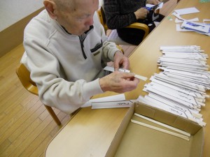 割り箸の袋入れ作業きちんと並べて下さいます