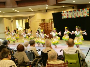 子どもたちの可愛らしいダンスに見入っていました