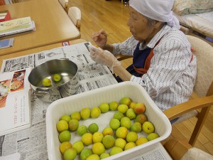 梅干しのへた取りの様子